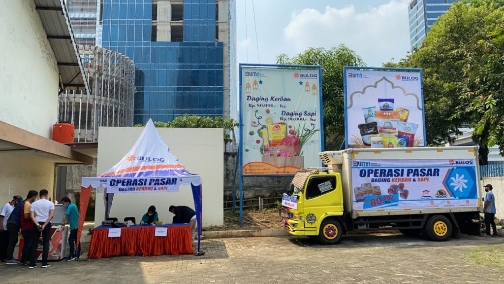 BULOG Gelar Operasi Pasar Daging Beku