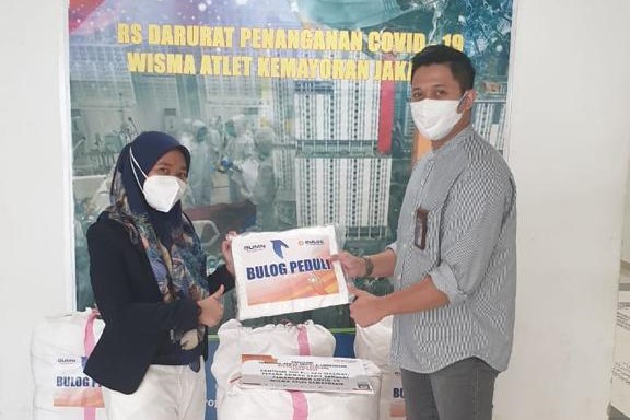 BULOG PEDULI COVID-19, GELONTORKAN APD KE WISMA ATLET