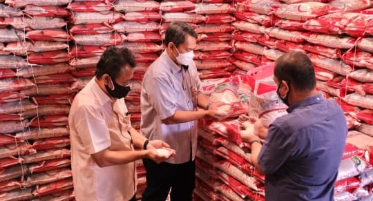 BULOG Salurkan Bantuan Beras 10 Kg per Keluarga yang Terdampak PPKM Mulai Hari Ini