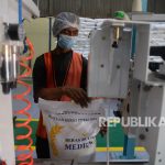 In Picture: Kemas Beras Bantuan PPKM, Bulog Gunakan Mesin Rice To Rice