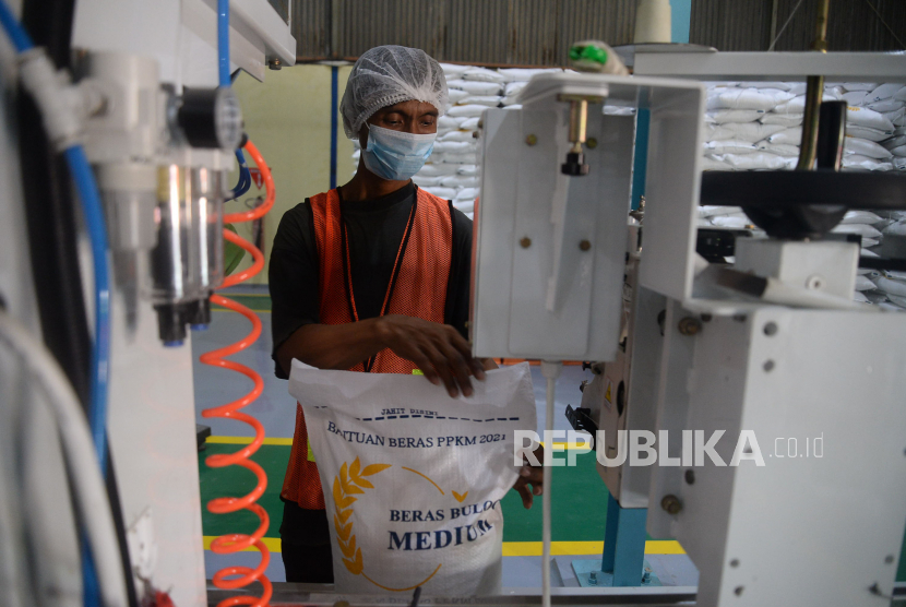 In Picture: Kemas Beras Bantuan PPKM, Bulog Gunakan Mesin Rice To Rice