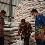 Cek Ketersediaan Bantuan Beras PPKM, Tim KSP Kunjungi Gudang BULOG