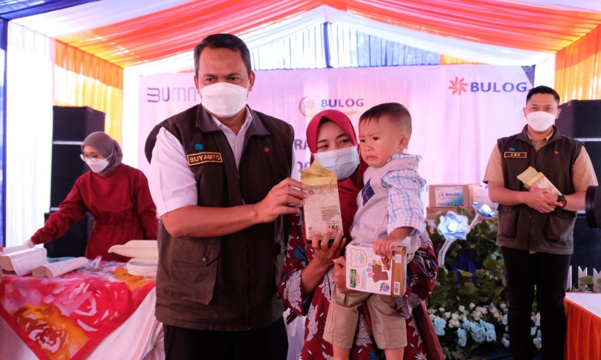 BULOG GELONTORKAN BERAS FORTIVIT DAN BERIKAN EDUKASI GIZI KE MASYARAKAT JAWA BARAT