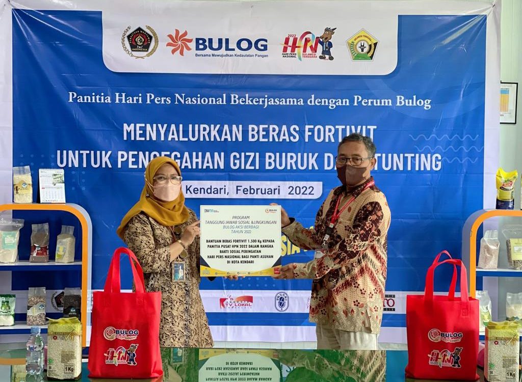 Peringati HPN 2022, BULOG dan PWI Bagikan Paket Beras Fortivit