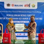 Peringati HPN 2022, BULOG dan PWI Bagikan Paket Beras Fortivit