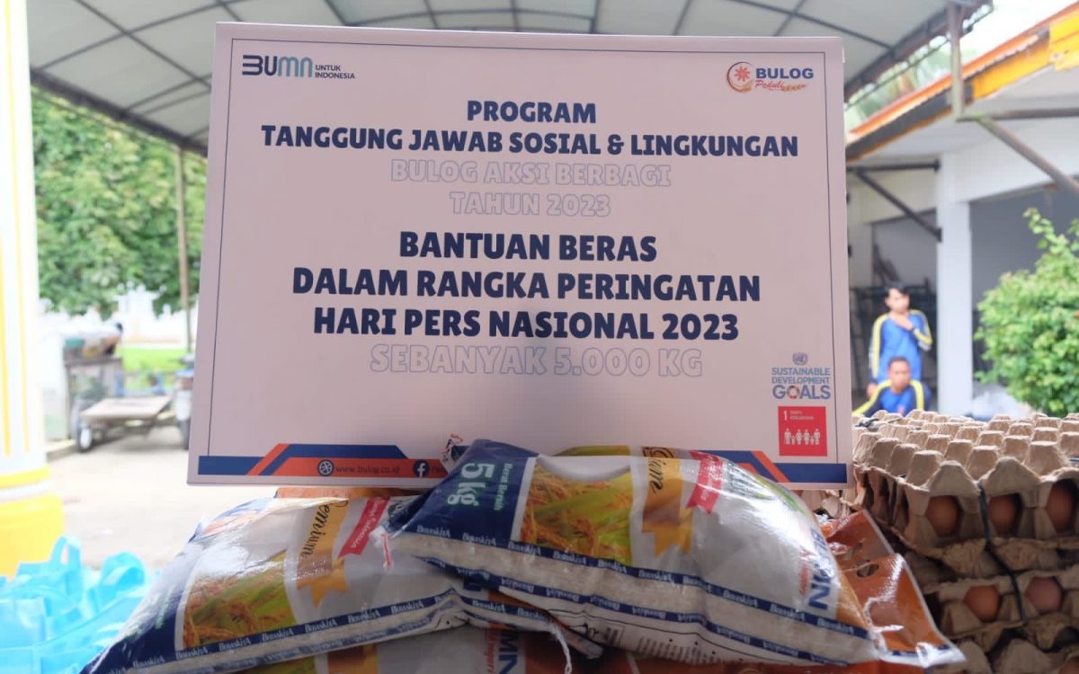 BULOG DAN PWI PEDULI SALURKAN BANTUAN BERAS DI HARI PERS NASIONAL