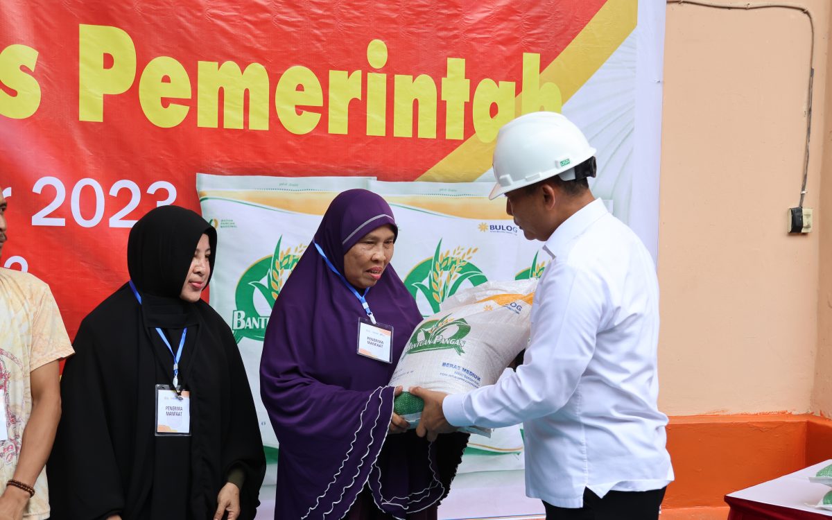 DIRUT BULOG SALURKAN LANGSUNG BERAS BANTUAN PANGAN KE MASYARAKAT DI BALIKPAPAN