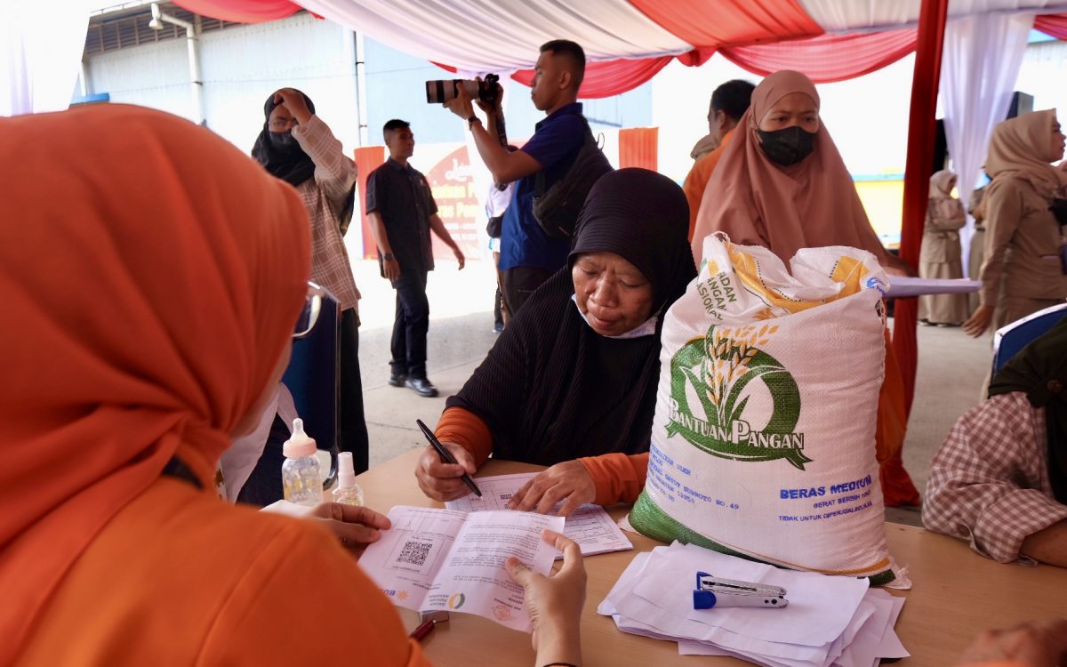 PRESIDEN TUGASKAN BULOG AKSELERASI BANTUAN PANGAN TAHAP II