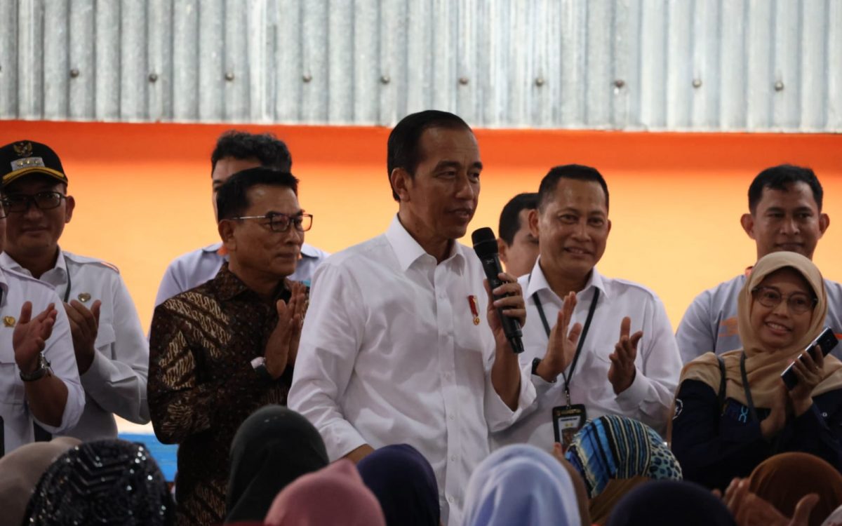 PRESIDEN DAN DIRUT BULOG SERAHKAN BERAS BANTUAN PANGAN DI SUMATERA BARAT