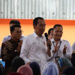 PRESIDEN DAN DIRUT BULOG SERAHKAN BERAS BANTUAN PANGAN DI SUMATERA BARAT