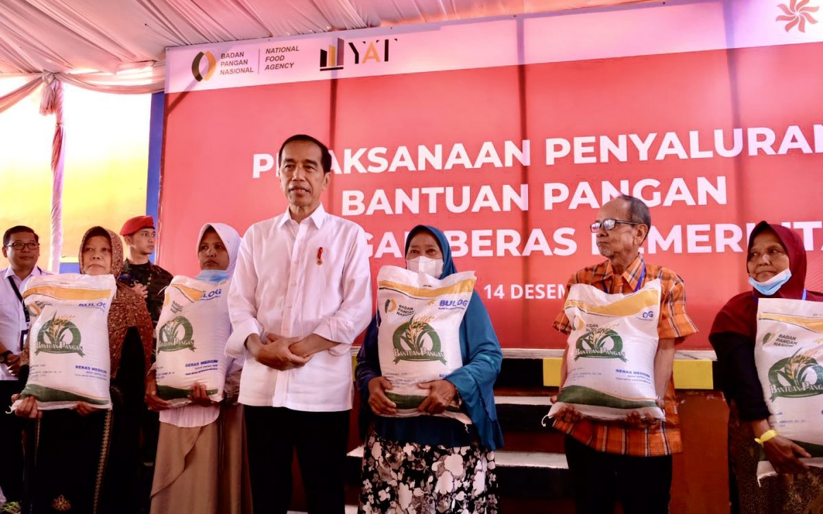 PRESIDEN JOKOWI : DATA PENERIMA BANTUAN PANGAN BULOG DITAMBAH 8 PERSEN