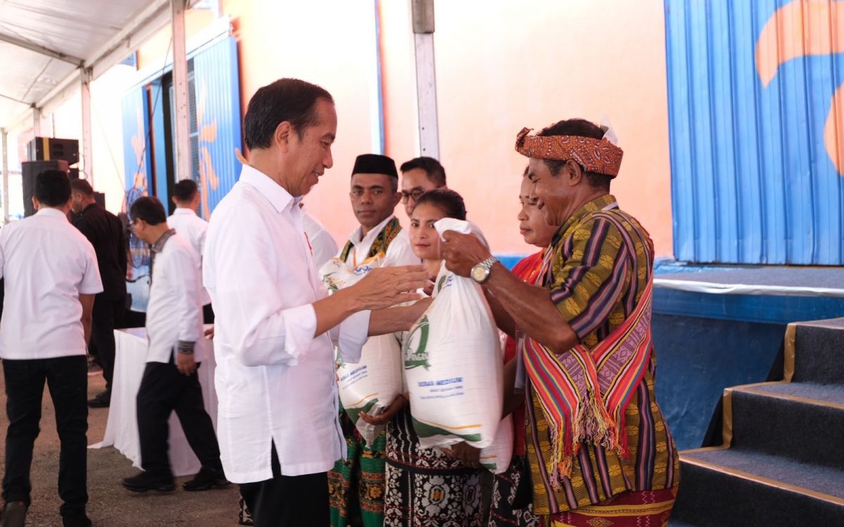 PRESIDEN JOKOWI BAGIKAN BANTUAN PANGAN BULOG DI TIGA LOKASI SEKALIGUS DI NTT