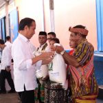 PRESIDEN JOKOWI BAGIKAN BANTUAN PANGAN BULOG DI TIGA LOKASI SEKALIGUS DI NTT