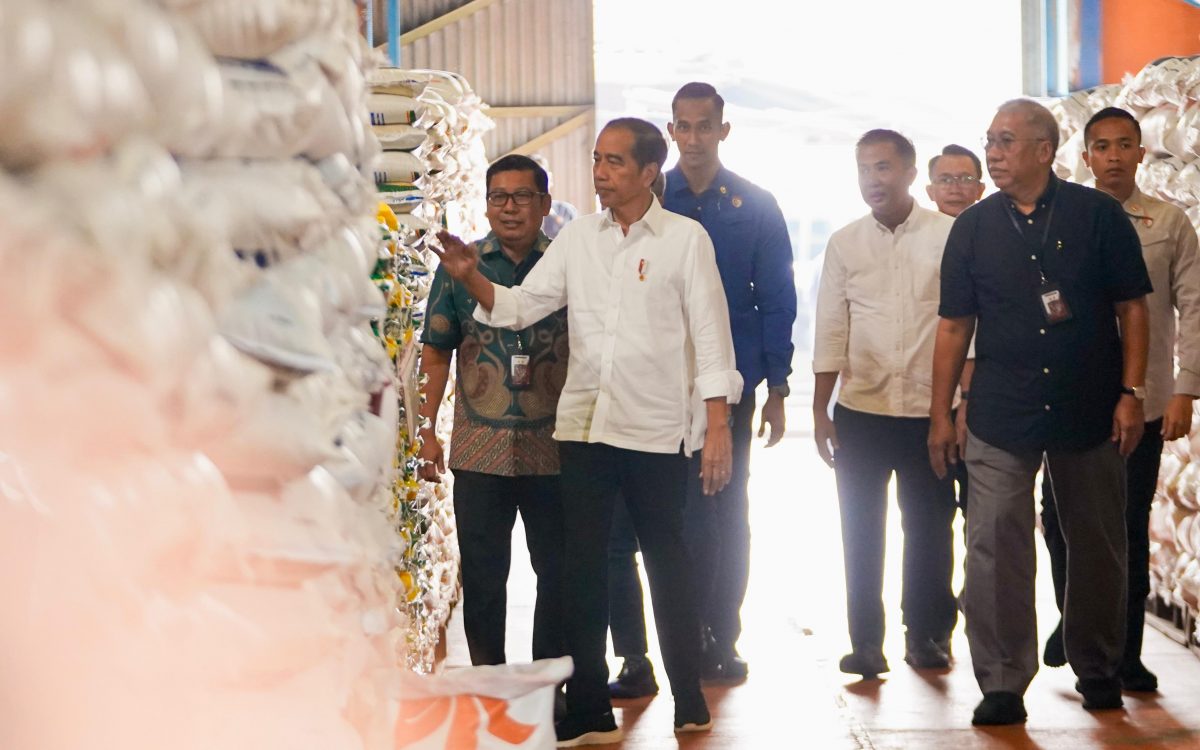 PRESIDEN JOKOWI CEK STOK BERAS DI GUDANG BULOG CIBITUNG DAN KEMBALI SERAHKAN BANTUAN PANGAN