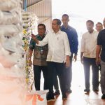 PRESIDEN JOKOWI CEK STOK BERAS DI GUDANG BULOG CIBITUNG DAN KEMBALI SERAHKAN BANTUAN PANGAN