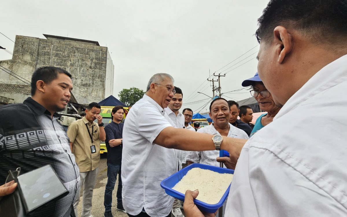 DIRUT BULOG CEK STOK BERAS DI PASAR JOHAR KARAWANG, PASOKAN SUDAH MENDEKATI NORMAL