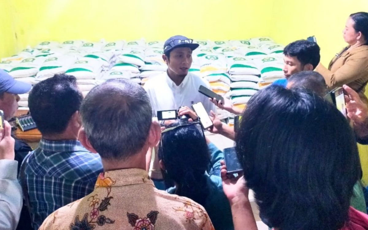 Bulog Sumbar Salurkan Beras Bantuan Pangan Untuk 7.900 PBP di Mentawai