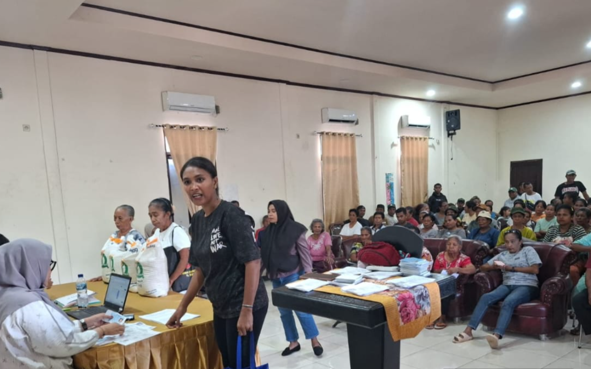 Bulog Maluku-Malut Salurkan 11.220 Kg Banpang kepada 561 Warga Teluk Ambon