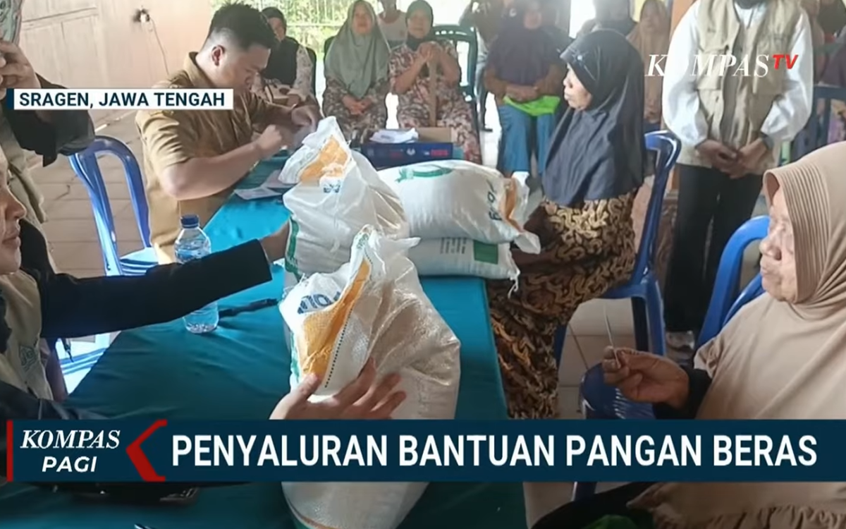 Warga Sragen Menerima Bantuan Pangan Beras yang Disalurkan Bulog dan Bapanas | KOMPAS PAGI