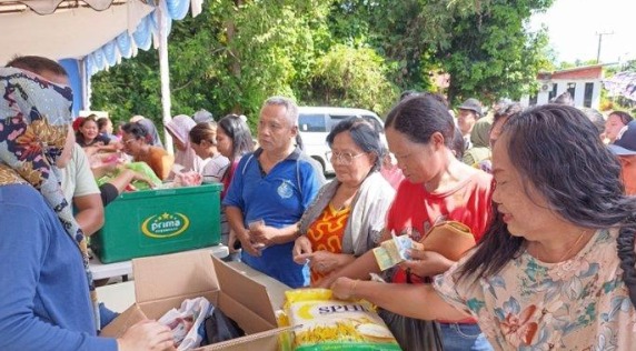 Warga Sumompo Manado Serbu Pasar Murah yang Digelar BULOG dan Pemprov Sulawesi Utara