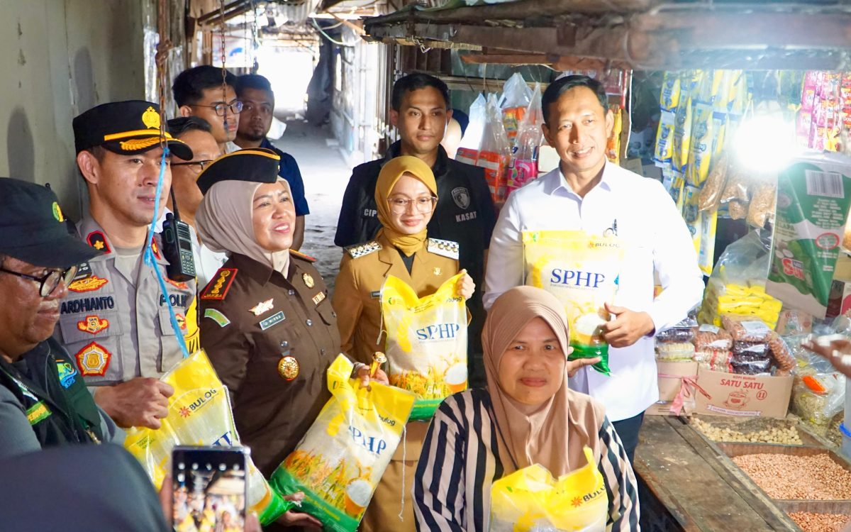 Dirut BULOG dan Mbak Wali Sidak Pasar Setono Betek Kediri, ini Tujuannya.