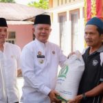 Perkuat Ketahanan Pangan, Bupati Pasaman Salurkan Bantuan Beras untuk Masyarakat
