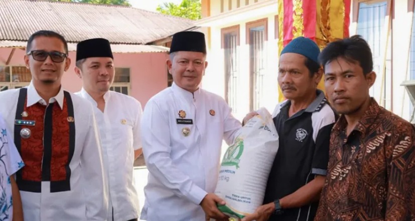 Perkuat Ketahanan Pangan, Bupati Pasaman Salurkan Bantuan Beras untuk Masyarakat
