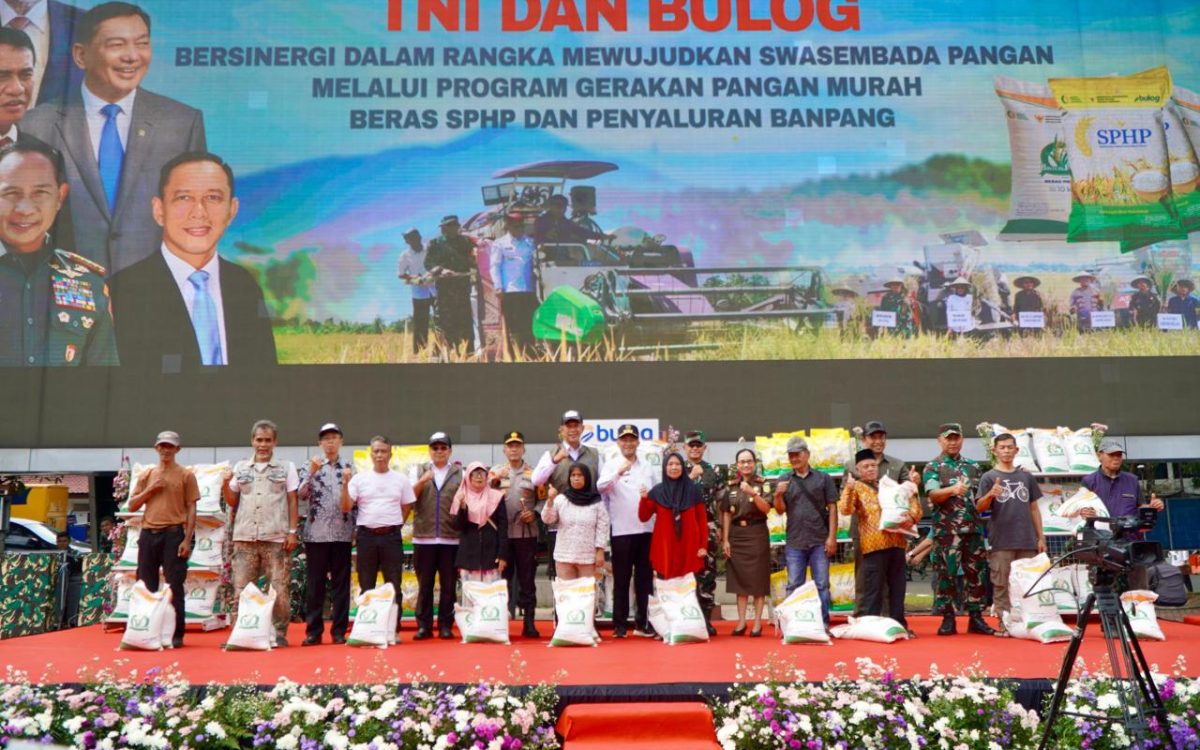 BULOG dan TNI Salurkan Bantuan Pangan dan Beras SPHP dalam Gerakan Pangan Murah Serentak di Seluruh Indonesia