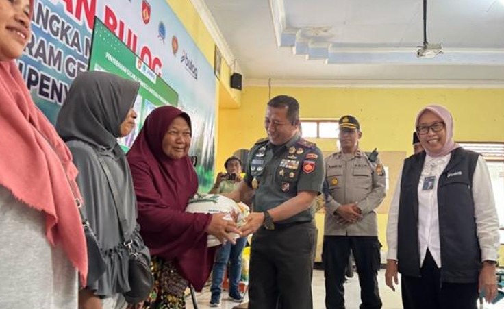 BULOG dan TNI Salurkan Bantuan Pangan Serentak di Kabupaten-Kota di DIY