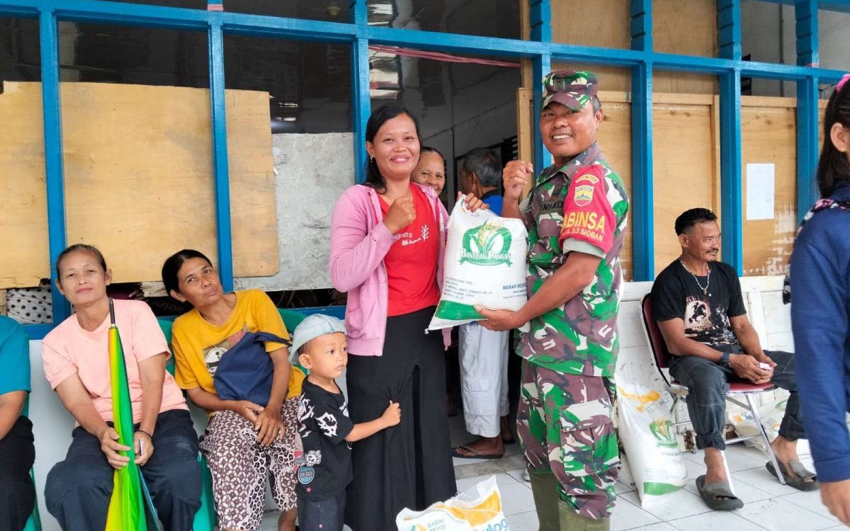 Babinramil 03 Sipora Dampingi Pembagian Bantuan Pangan