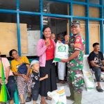 Babinramil 03 Sipora Dampingi Pembagian Bantuan Pangan