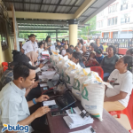 BULOG Salurkan 46 Ton Beras Bantuan Pangan Bagi 2324 KPM di Kota Ambon