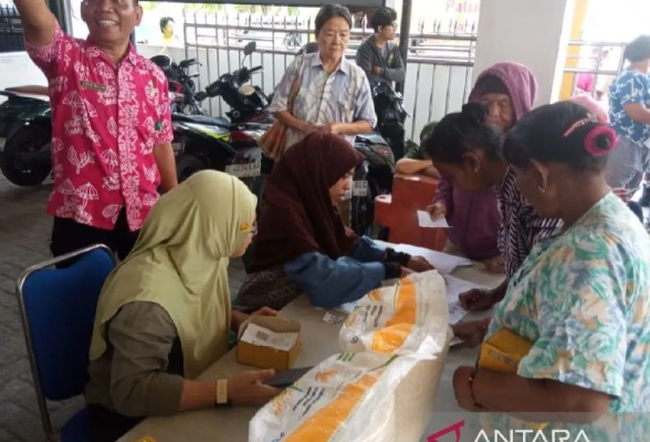 BULOG Sumut-TNI salurkan beras bantuan pangan di Medan