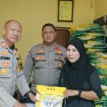 Cegah Kelangkaan, Bulog Salurkan 2 Ton Beras Murah di Pondok Gede