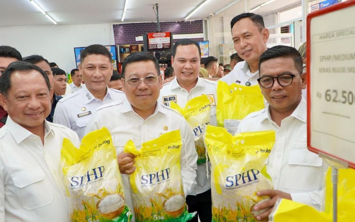 Tinjau Penyaluran Beras SPHP di Serang, Mendagri Apresiasi Langkah Bulog dan Bapanas Menstabilkan Harga Beras