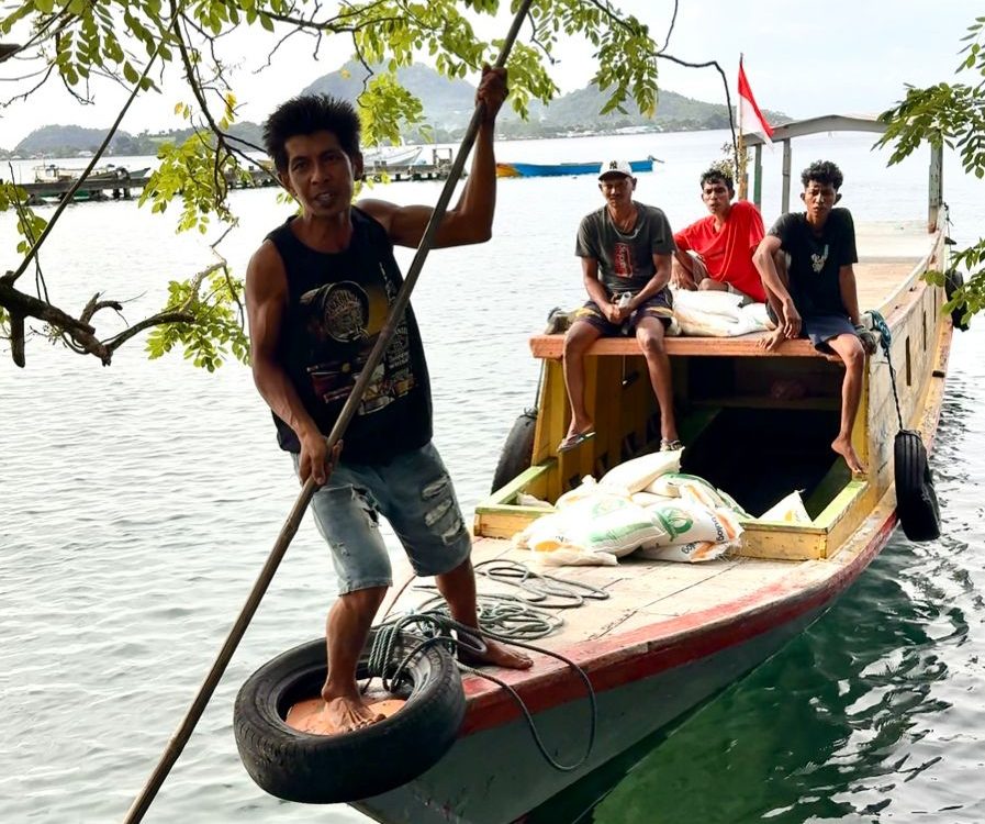 Rayakan HUT RI ke-80, BULOG Bagikan 21,3 Ton Beras Bantuan di Kecamatan Banda