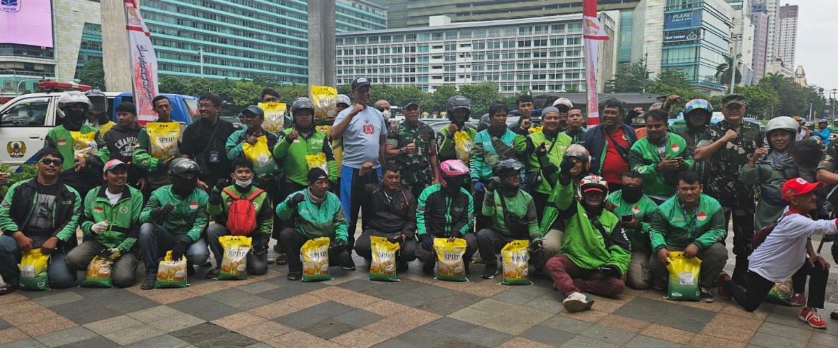 BULOG dan TNI Salurkan Bantuan untuk Pengemudi Ojol, Pasukan Orange dan Masyarakat Umum di Bundaran HI Jakarta