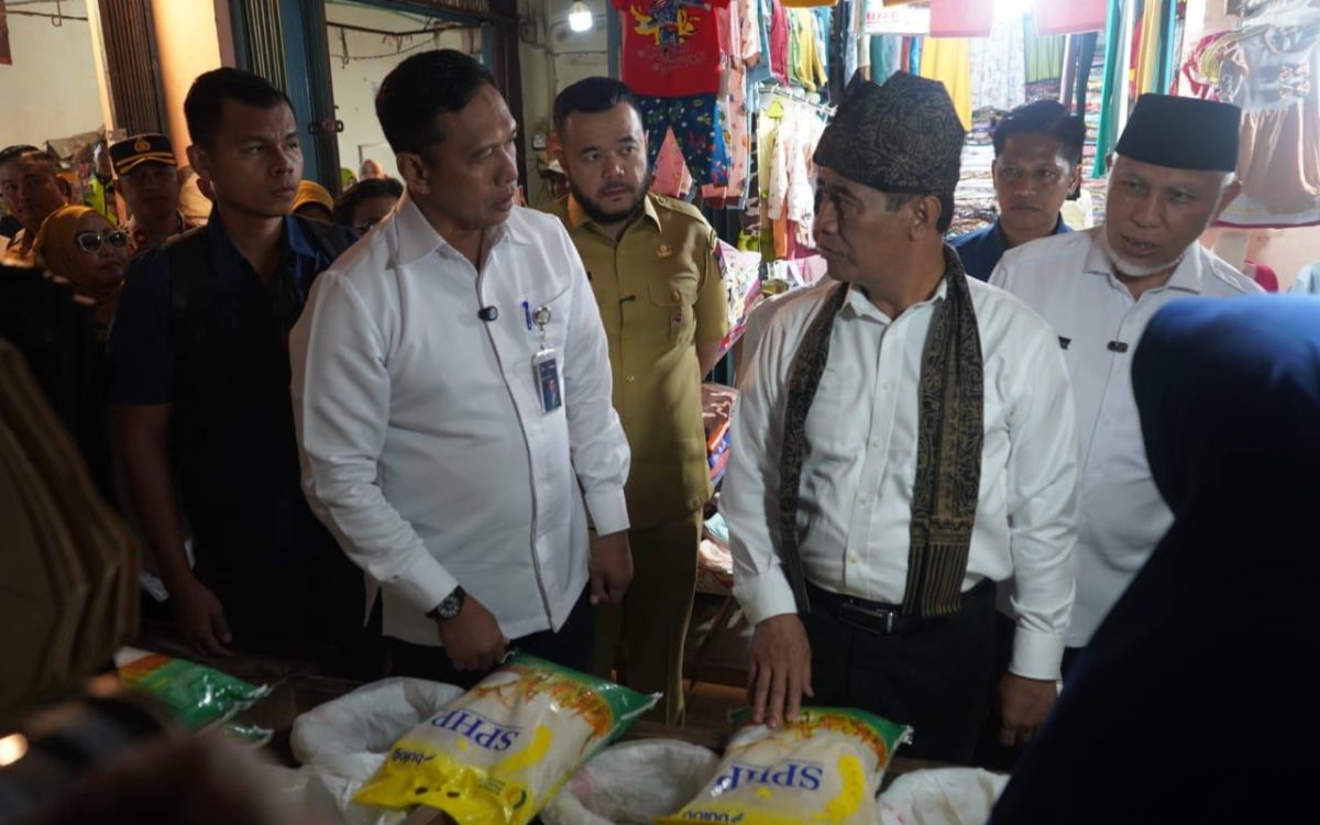 Dirut BULOG Dampingi Mentan Amran Cek Stok Beras SPHP di Pasar Lubuk Buaya, Padang