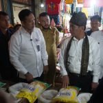 Dirut BULOG Dampingi Mentan Amran Cek Stok Beras SPHP di Pasar Lubuk Buaya, Padang