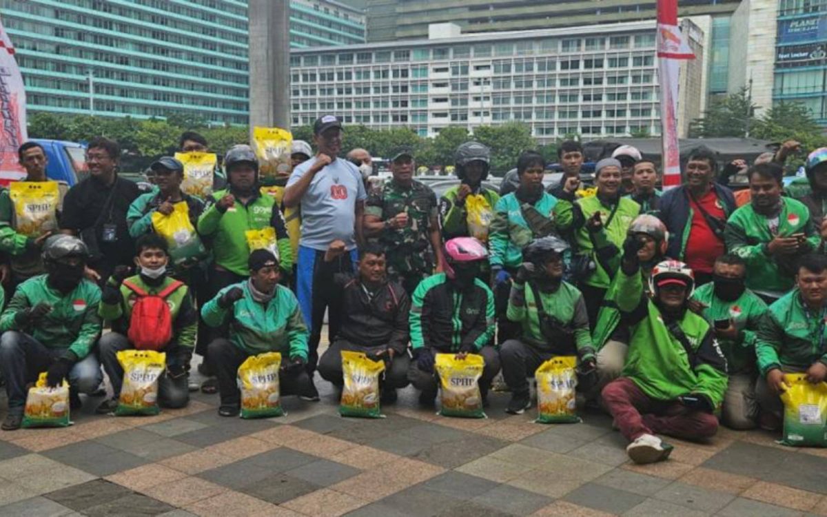 BULOG dan TNI Salurkan Bantuan untuk Ojol, Pasukan Orange & Masyarakat di Bundaran HI
