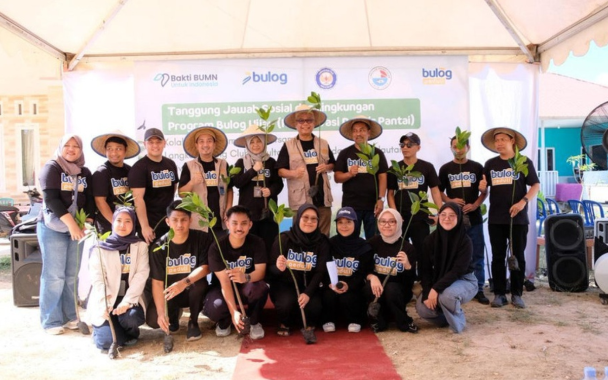 BULOG Tanam 1.000 Bibit Mangrove di Pesisir Sulawesi Tenggara