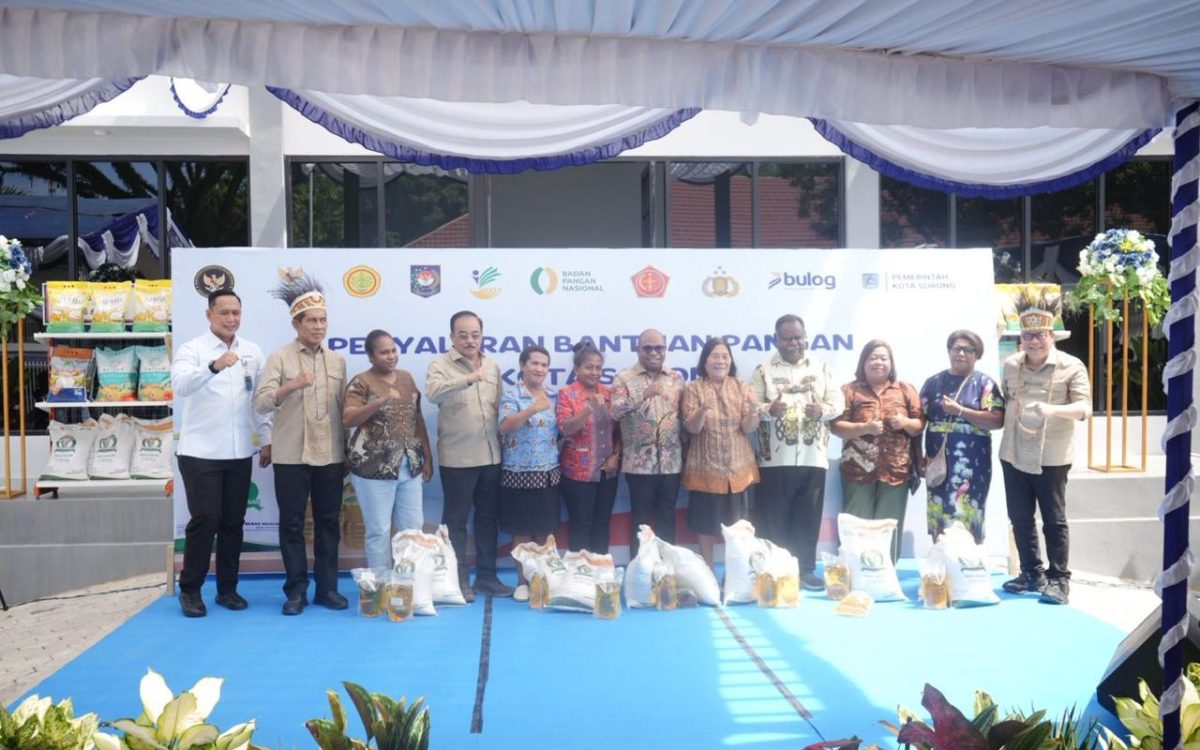 BULOG Cabang Sorong dan Komisi IV DPR RI Salurkan Bantuan Pangan di Kota Sorong