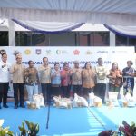 BULOG & DPR Salurkan Bantuan Pangan di Kota Sorong
