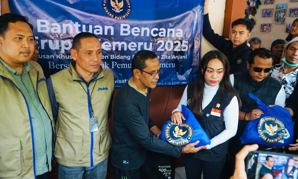 BULOG Salurkan 200 Paket Bantuan dan Cadangan Pangan Pemerintah Daerah untuk Warga Terdampak Erupsi Semeru di Kabupaten Lumajang