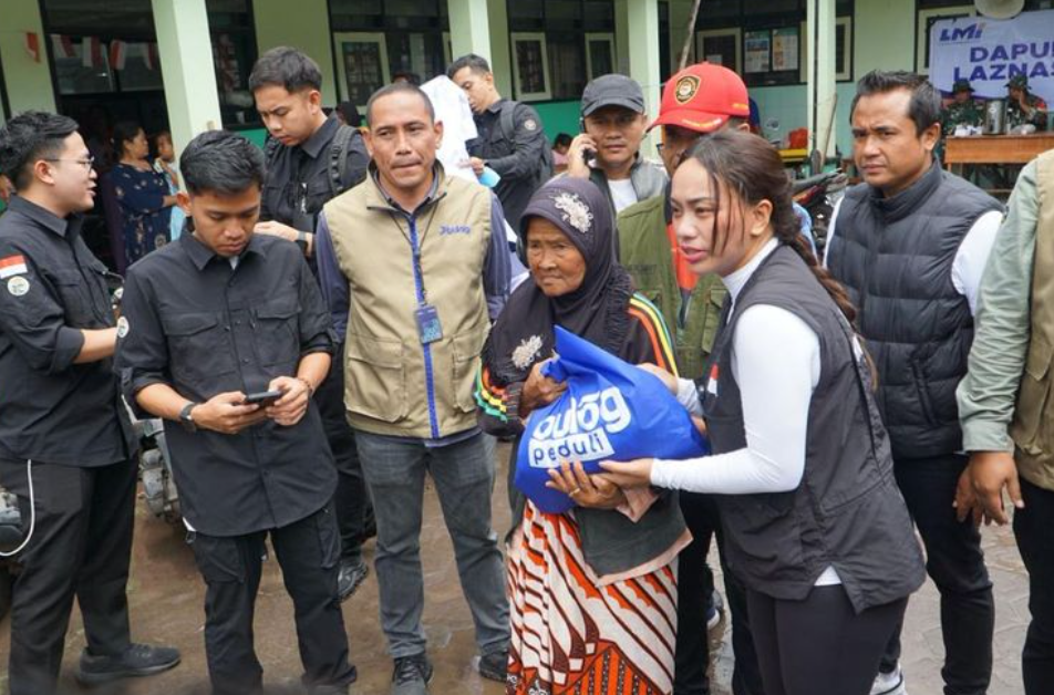 Bulog Salurkan Bantuan Pangan bagi Warga Terdampak Erupsi Gunung Semeru