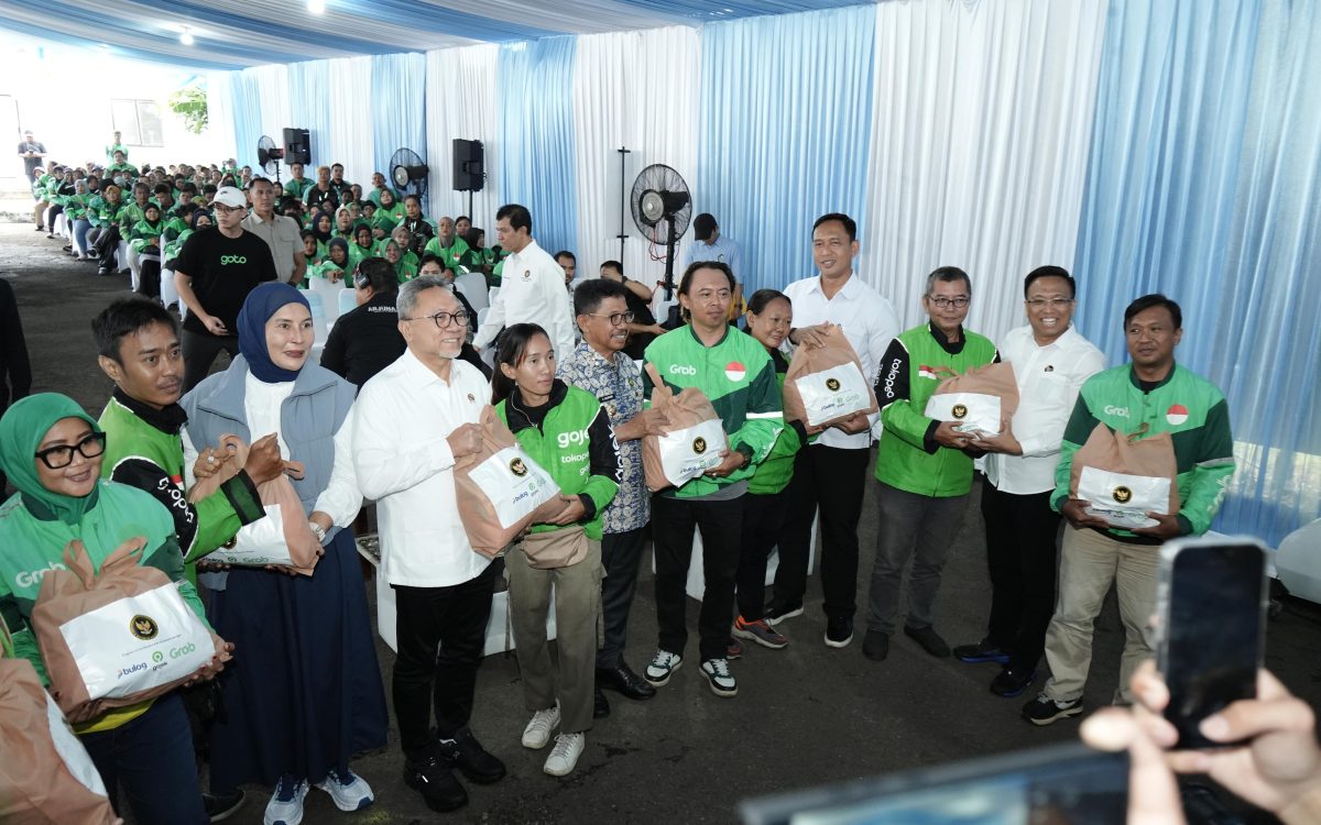 BULOG dan Kemenko Pangan Dukung Program Penjualan Pangan Murah bagi Komunitas Ojek Online di Tangerang