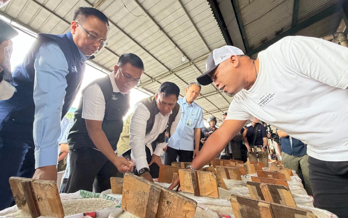 DIRUT BULOG CEK LANGSUNG HARGA KOMODITAS PANGAN DI BEBERAPA PASAR MENJELANG NATAL, PASTIKAN HARGA DI BAWAH HET