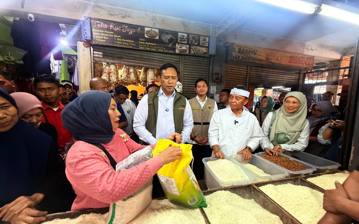 DIRUT BULOG BERSAMA FORKOPIMDA DAN SATGAS PANGAN POLDA JABAR PASTIKAN HARGA PANGAN STABIL JELANG TAHUN BARU 2026