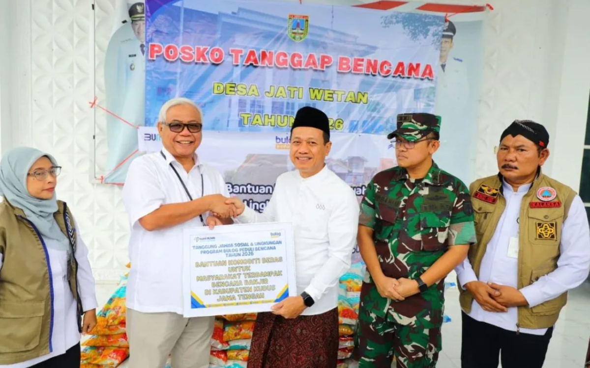 Perum Bulog menyalurkan 1 ton beras untuk pengungsi bencana banjir di Kudus