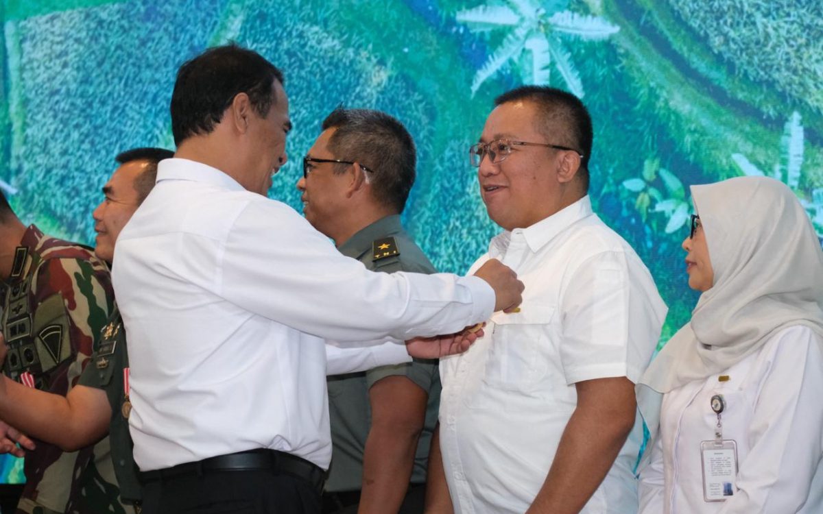 Dukung Swasembada Pangan 2025, BULOG Terima Penghargaan dari Menteri Pertanian